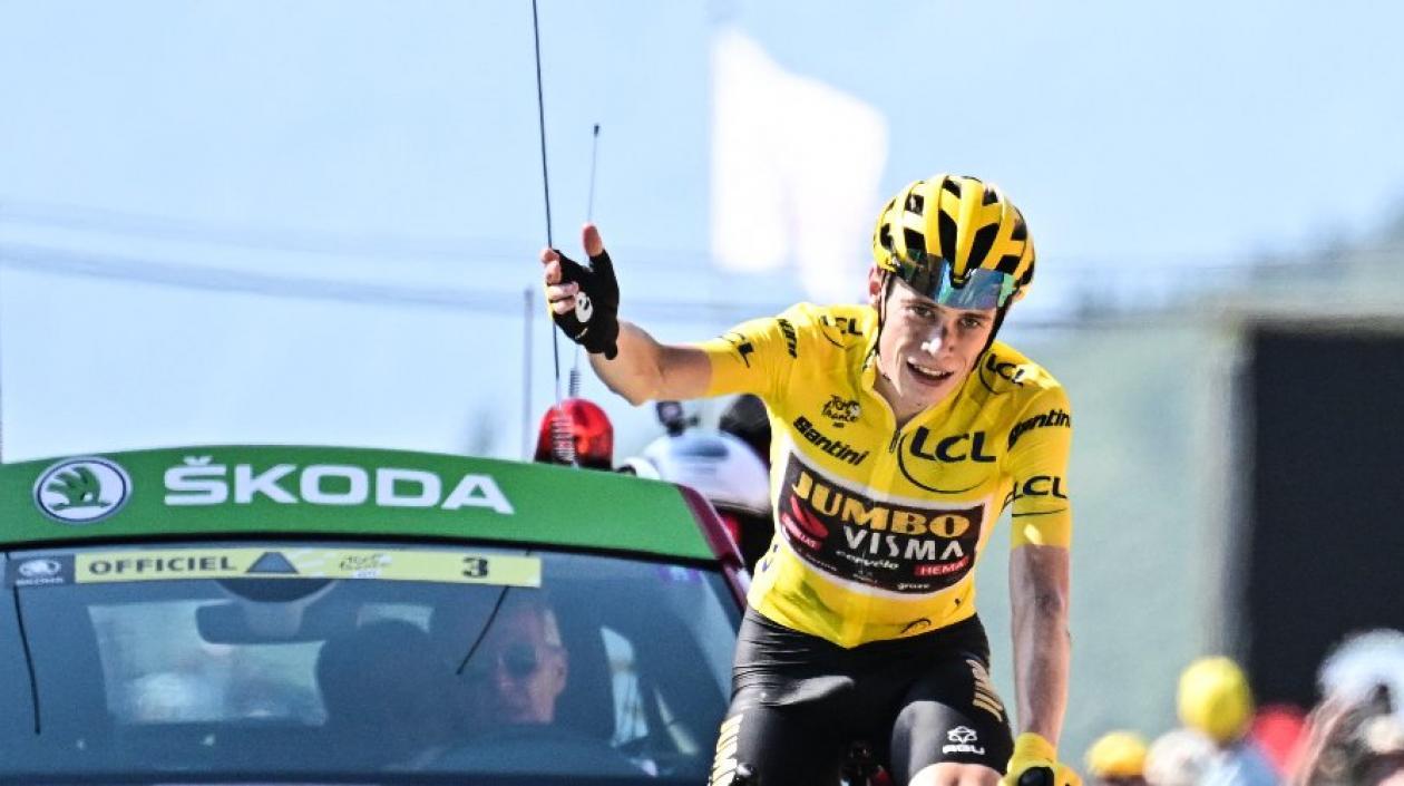 Jonas Vingegaard entra solo en meta. 