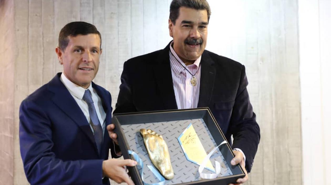Stefano Ceci le entrega el regalo al presidente Maduro.