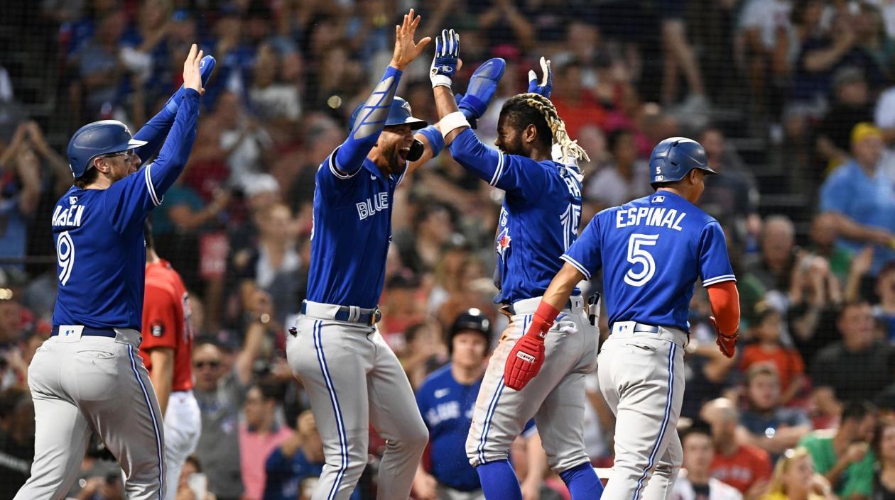 Los peloteros de Toronto festejan una de las carreras. 