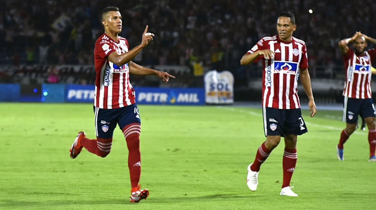 Nelson Deossa celebrando el gol con Carlos Bacca.