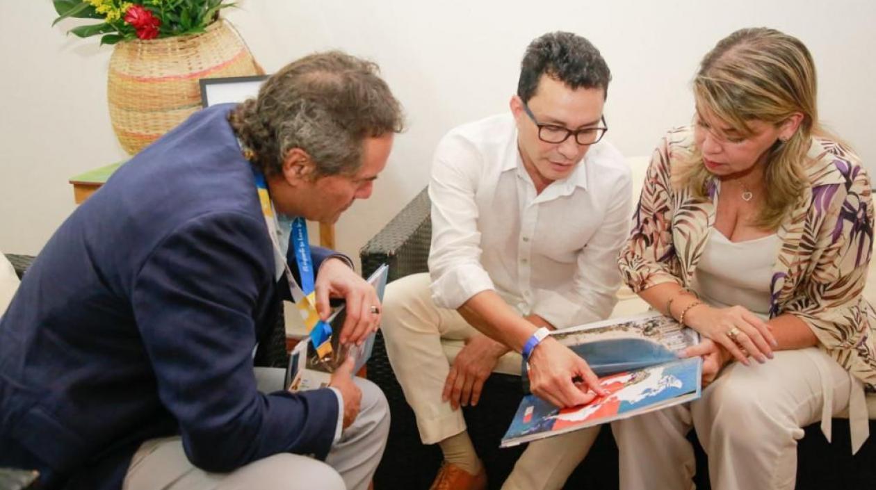 Neven Illic, Carlos Caicedo y Virna Jonhson. 