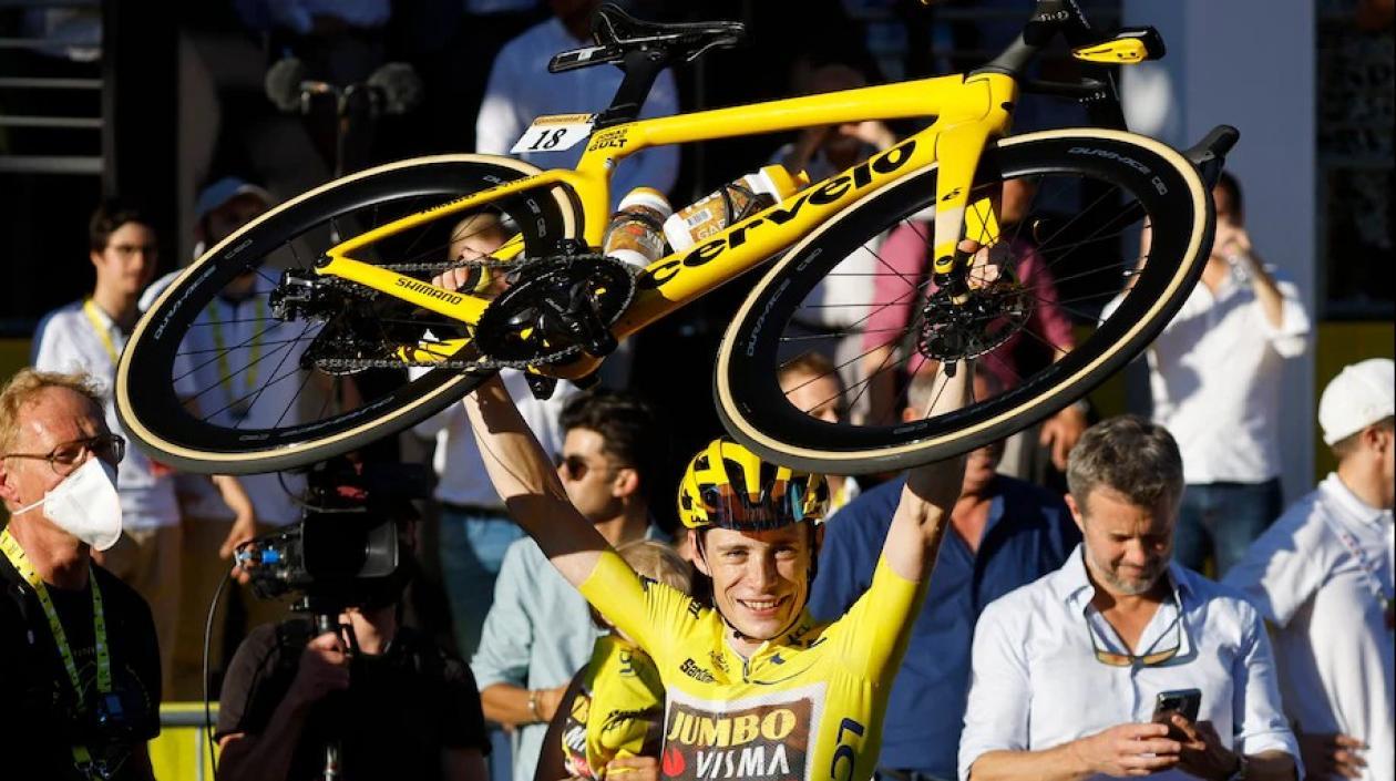 Jonas Vingegaard celebra con si bicicleta. 
