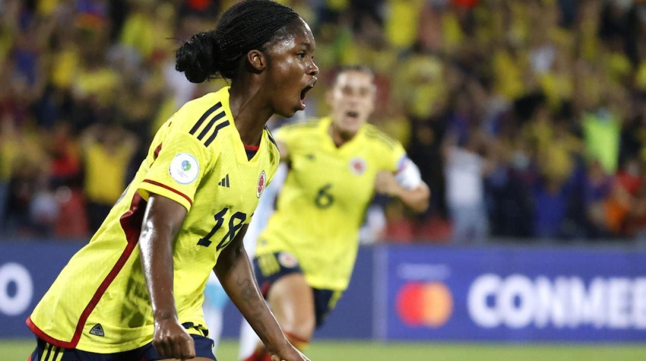 Linda Caicedo celebrando el gol de la clasificación.