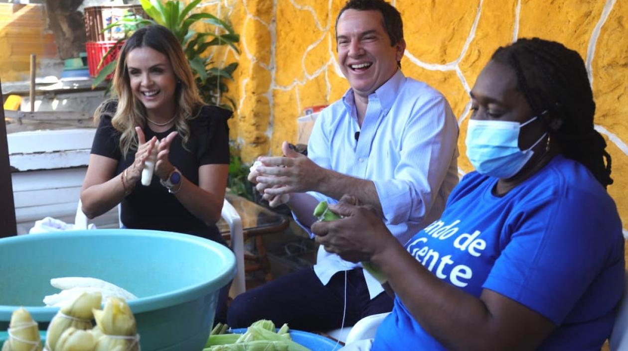 El Secretario de Desarrollo Económico, Miguel Vergara, compartiendo con una de las emprendedoras.