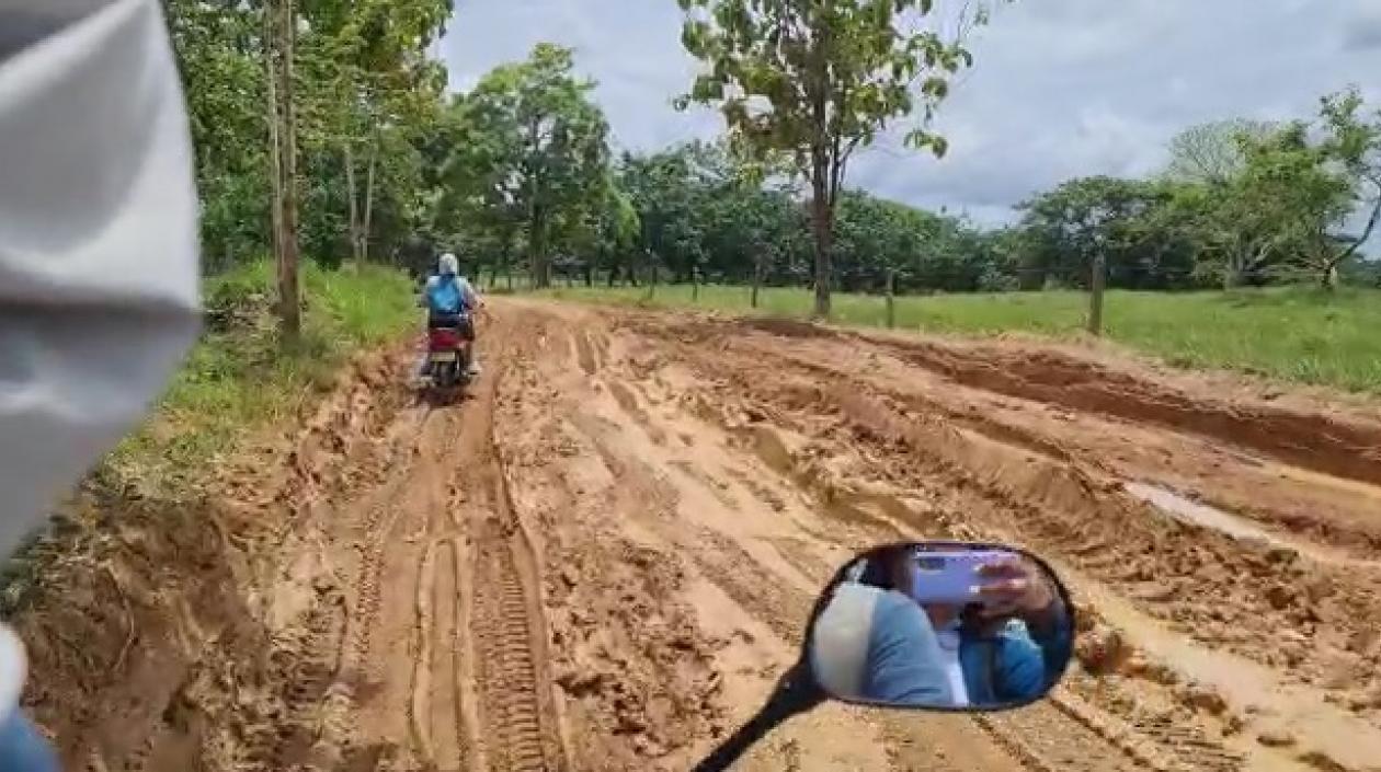 Asi se movilizan los habitantes de Montelíbano camino al colegio Antonio Nariño