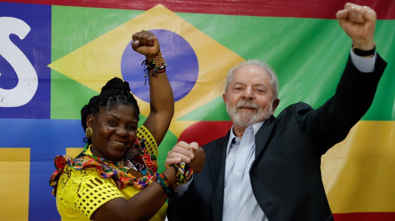 El candidato presidente de Brasil Luiz Inácio Lula da Silva, recibe a la vicepresidenta electa de Colombia Francia Márquez hoy en un encuentro en Sao Paulo (Brasil).