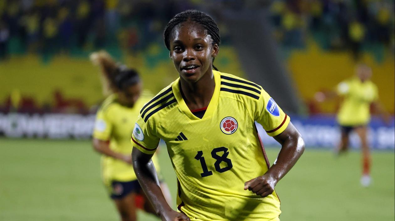 Una jugadora de 14 años hizo y deshizo con su velocidad, su habilidad y su frialdad en la liga colombiana de 2019. Tres años después esa adolescente, Linda Caicedo, tiene a su país en la final de la Copa América, en el Mundial de Australia y Nueva Zelanda 2023 y en los Olímpicos de París 2024.  Su sonrisa contagia y su habilidad deslumbra. Su fútbol, en los tres años que lleva como profesional, ha ido mejorando y tan destacado ha sido lo que ha hecho que desde el año pasado es parte habitual de las convocat