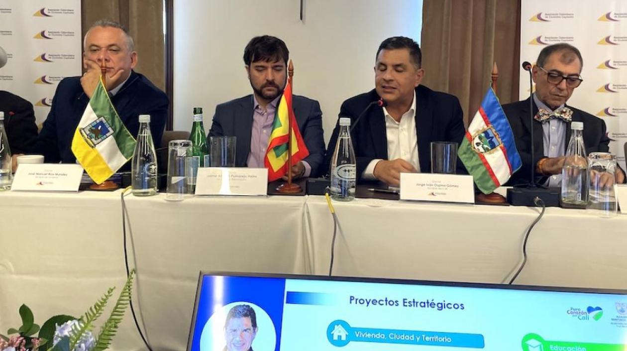 El Alcalde Jaime Pumarejo participando en el encuentro de Asocapitales.