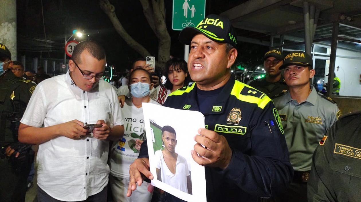 El Comandante de la Policía Metropolitana entregando detalles de los hechos.