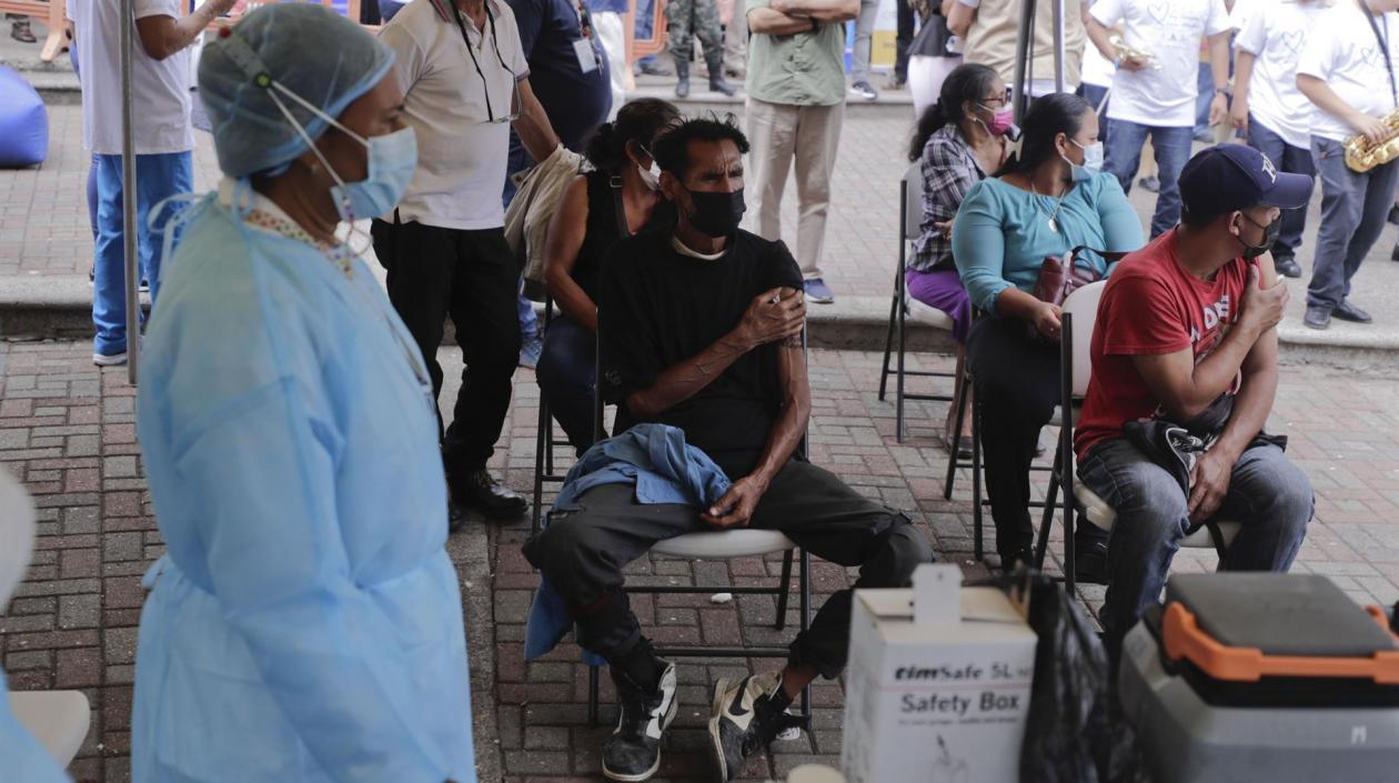 Ciudadanos guatemaltecos esperan turno para ser vacunados contra Covid-19.