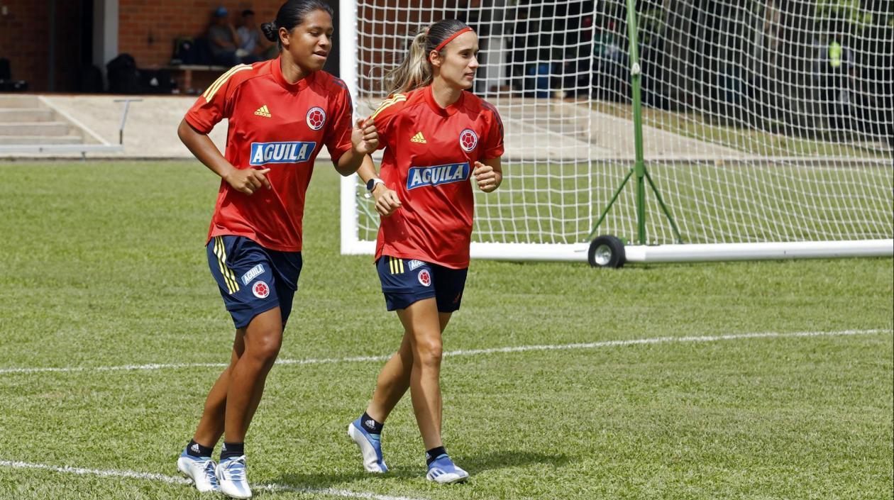 Mónica Ramos al lado de Daniela Montoya. 