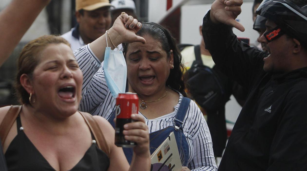 Seguidores de Darío Gómez entonan sus canciones a la salida de Medicina Legal.