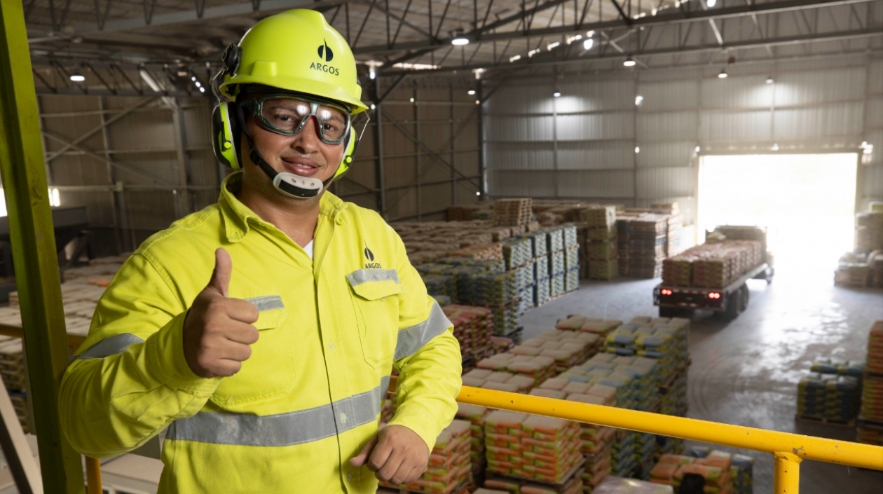 Colaborador de Cementos Argos. 