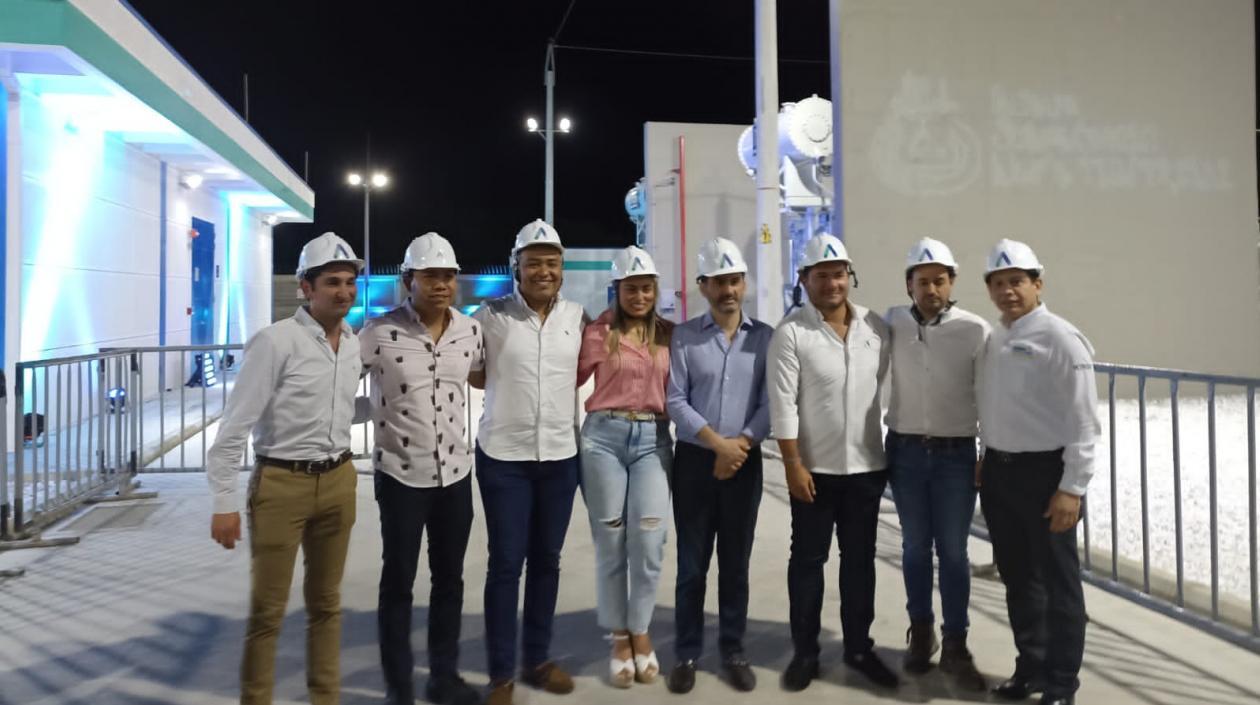 El Gerente General de Air-e, John Jairo Toro, entre otros, en la subestación Norte.