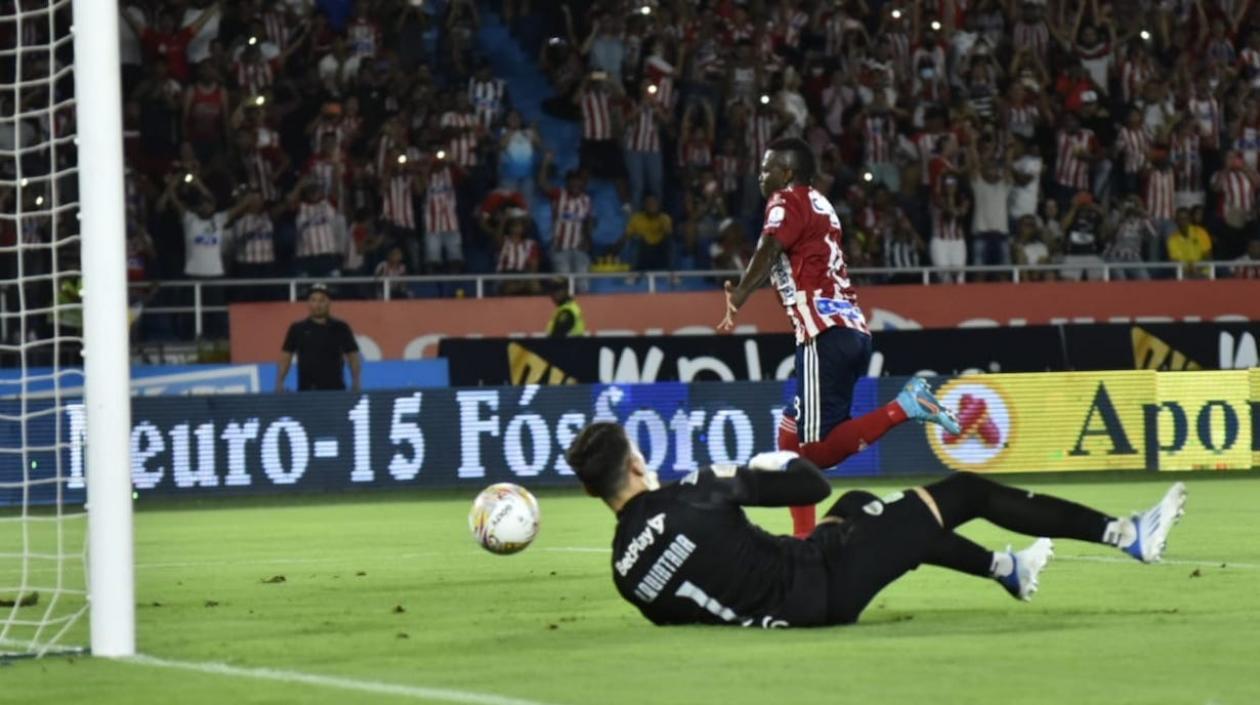 Edwuin Cetré, celebrando el segundo gol juniorista.