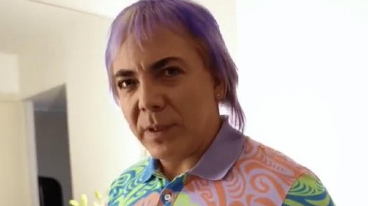 Cristian Castro con su excéntrico tono de cabello.