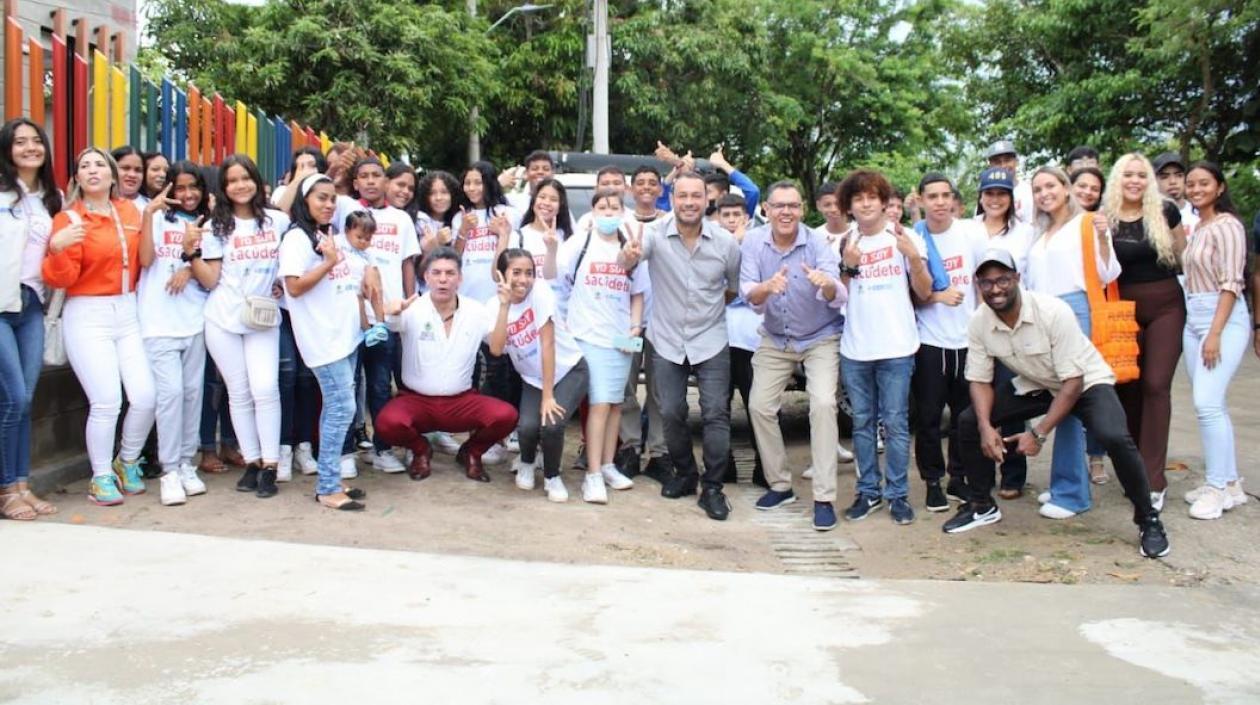 El Alcalde José Fernando Vargas con un grupo de beneficiarios del programa.