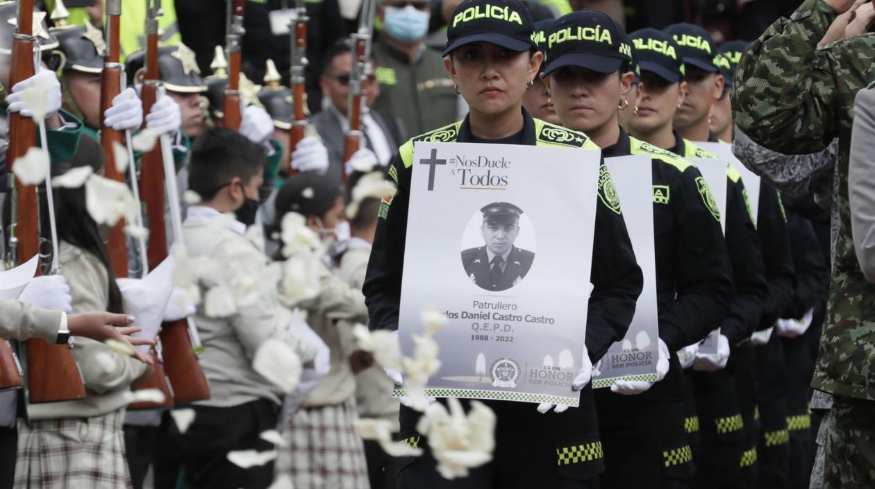 Policías llevan las imágenes de sus compañeros asesinados por bandas criminales como Clan del Golfo y la guerrilla del ELN.