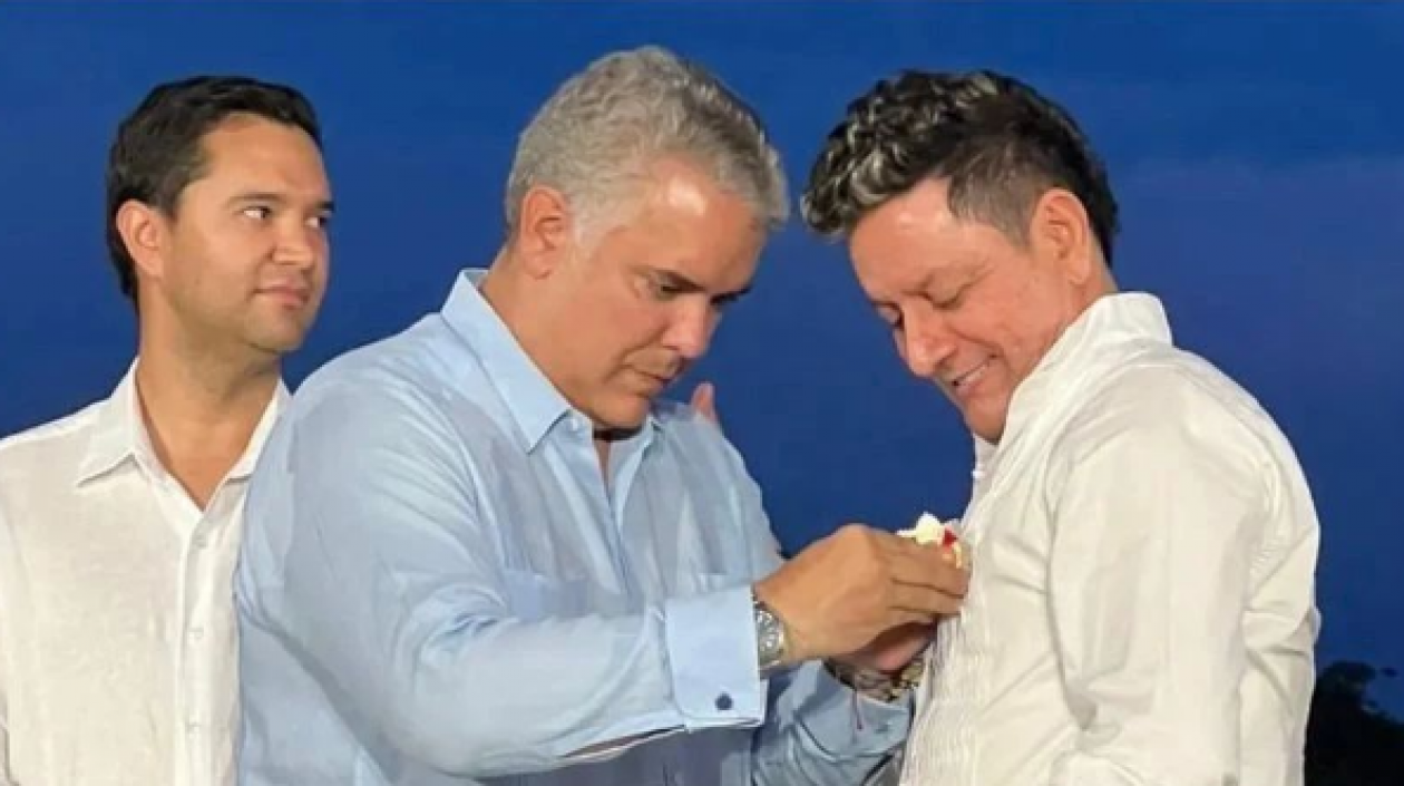 Condecoración al artista Iván Ovalle. 