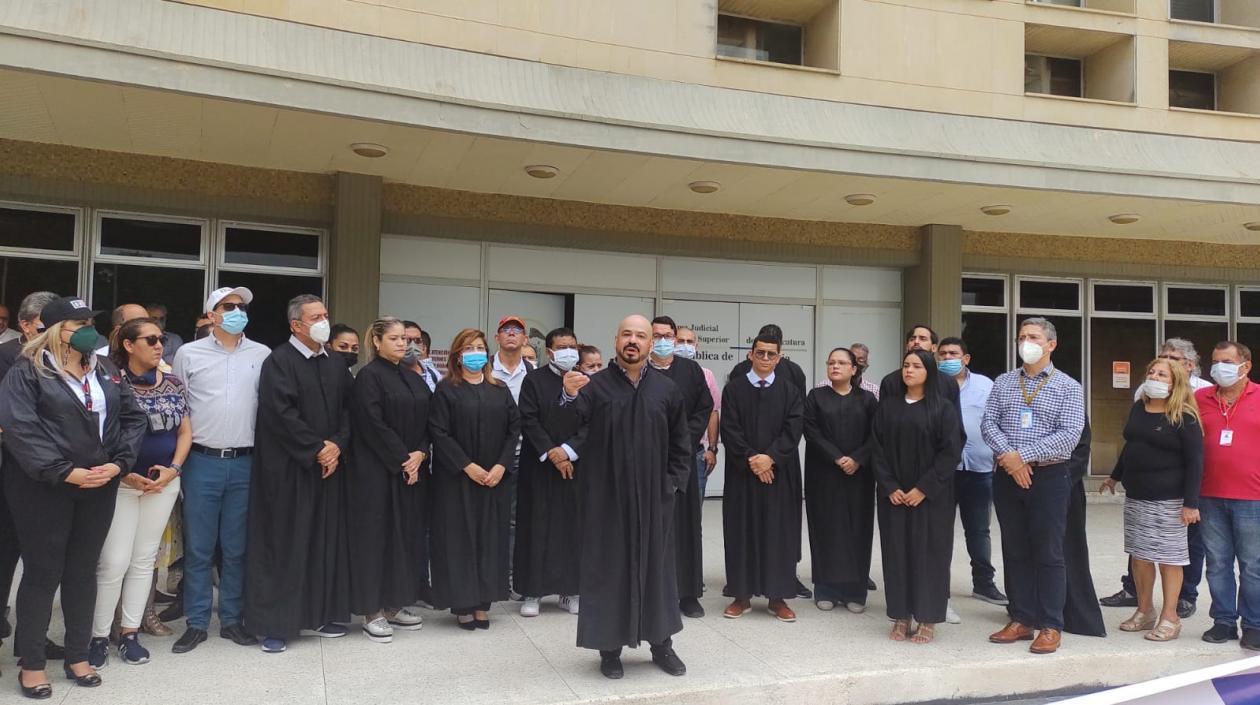 Protesta en el Centro de Servicios Judiciales.