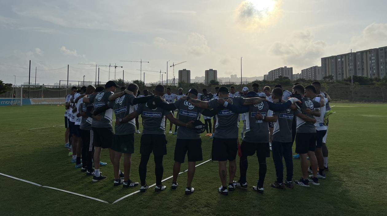 Jugadores de Junior durante el entrenamiento. 