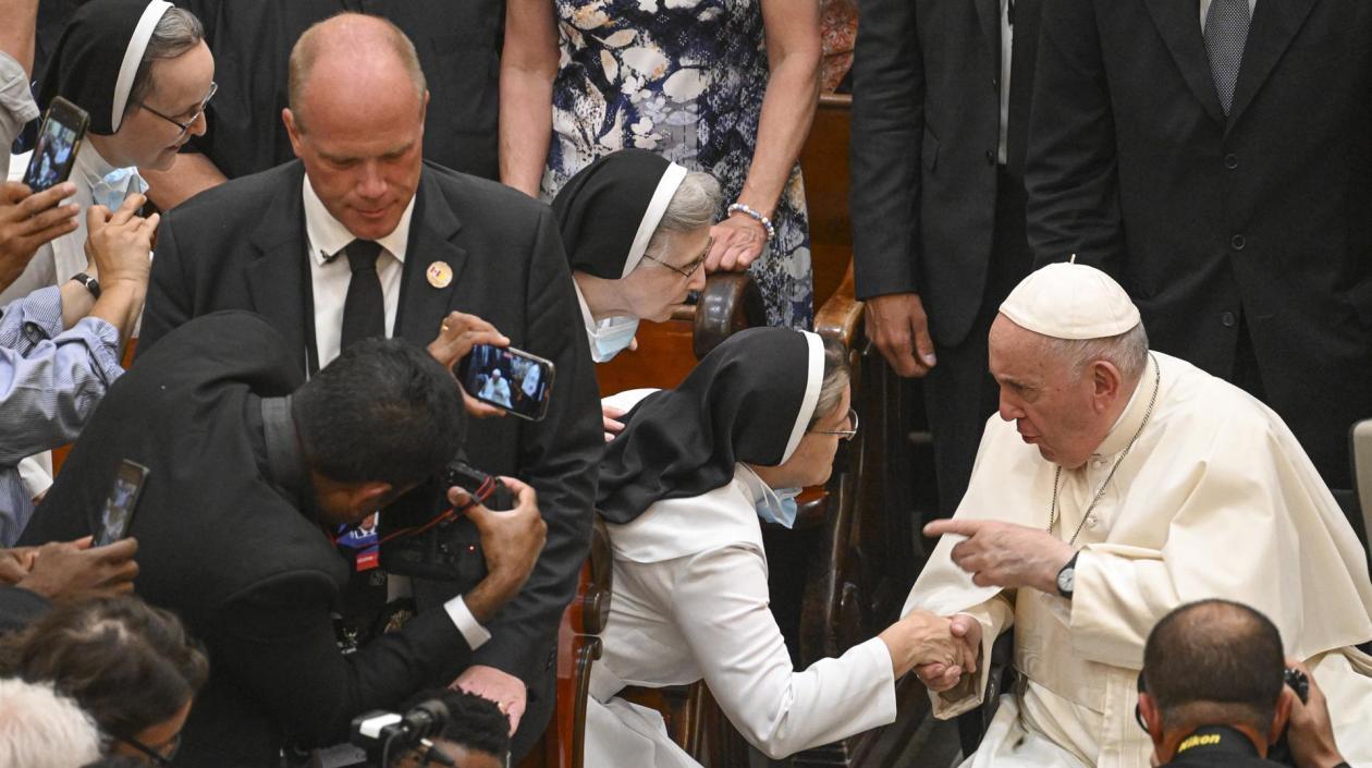 El papa Francisco habla con religiosas en la Catedral de Quebec.