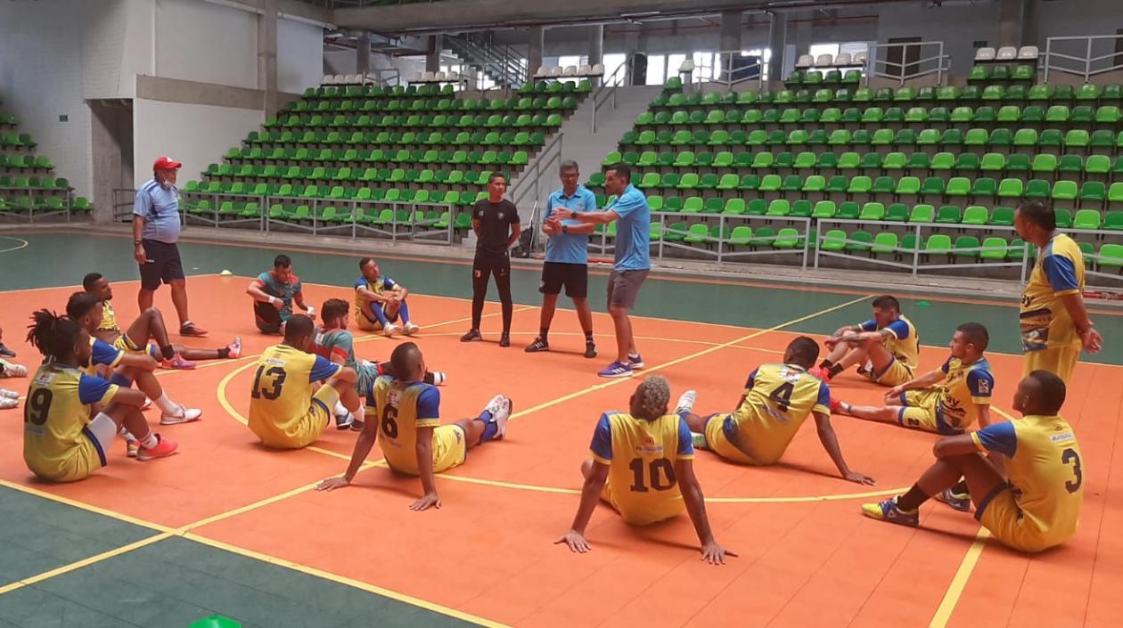Jugadores de Barranquilleros FS escuchan al entrenador Kevin Sánchez. 