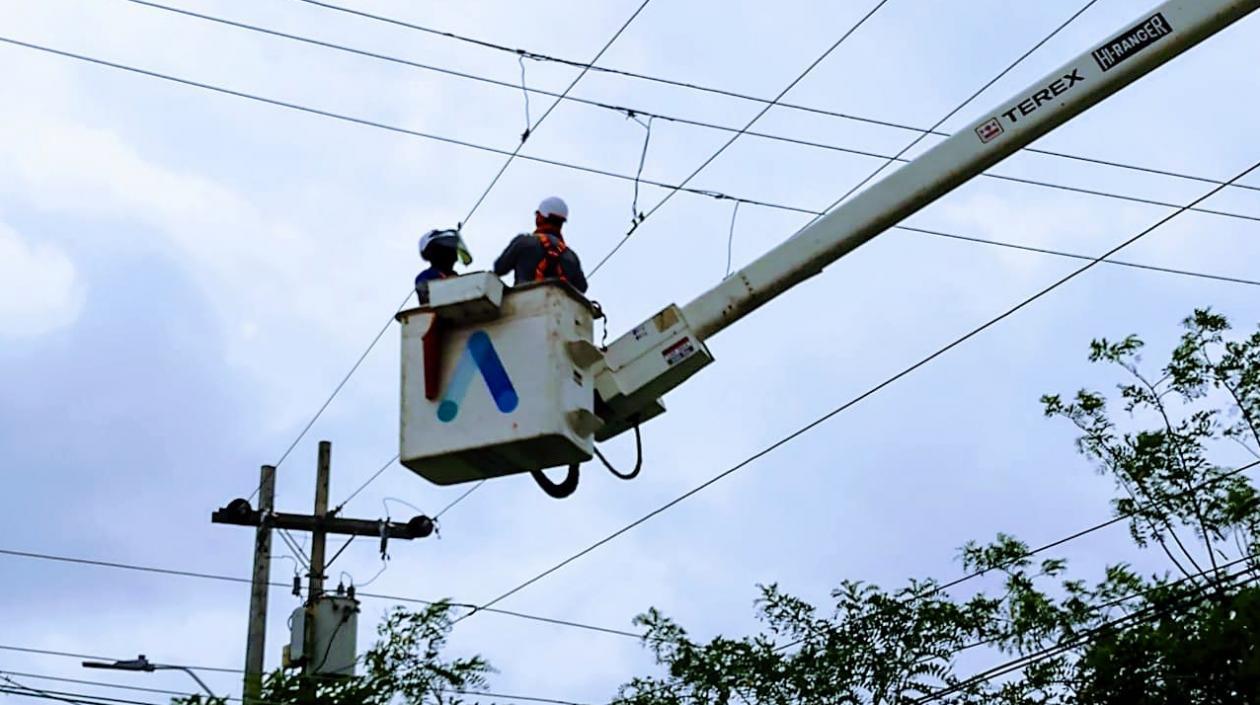 Técnicos de Air-e en plenos trabajos.