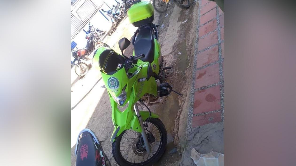 Una de las motos en la que se movilizaban los policías cuando fueron atacados en la vía. 