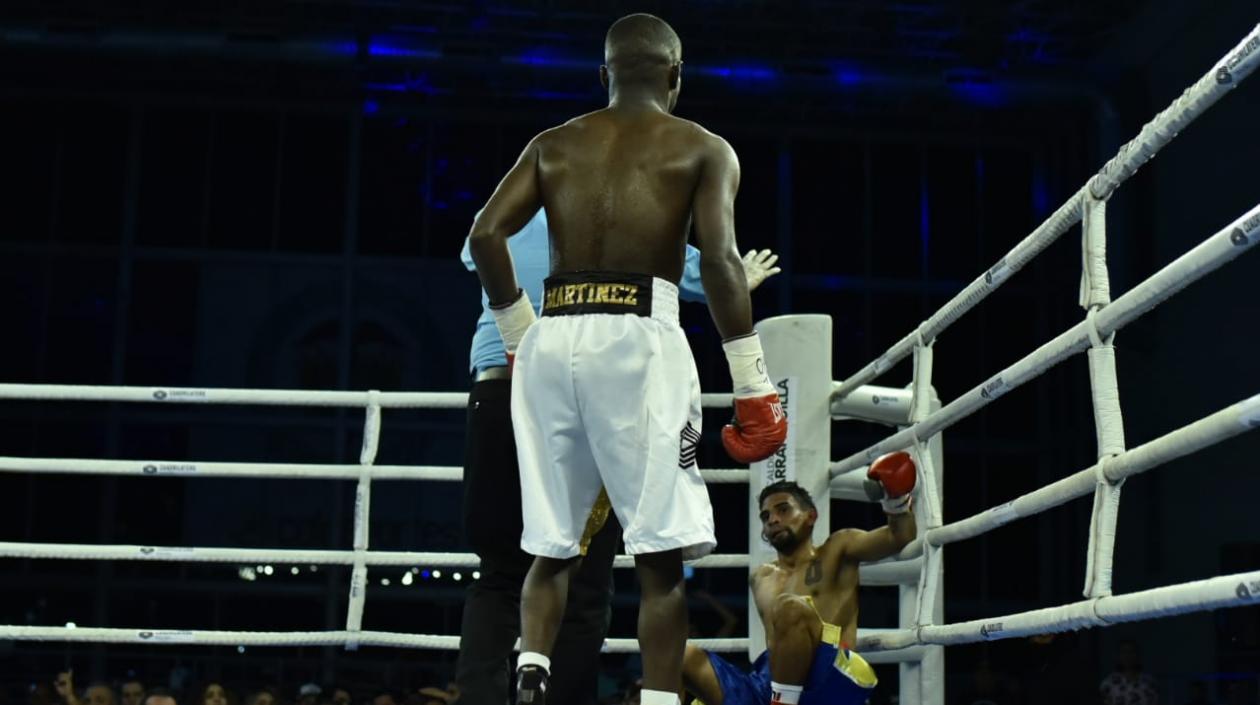 El venezolano Yeison Hernández cae a la lona, tras la golpiza de Yuberjen Martínez..