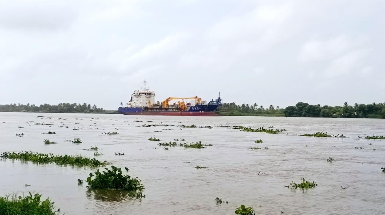 La draga china en el canal de acceso al puerto de Barranquilla.