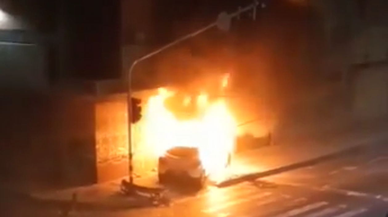 Vehículo incendiado en la Murillo. 