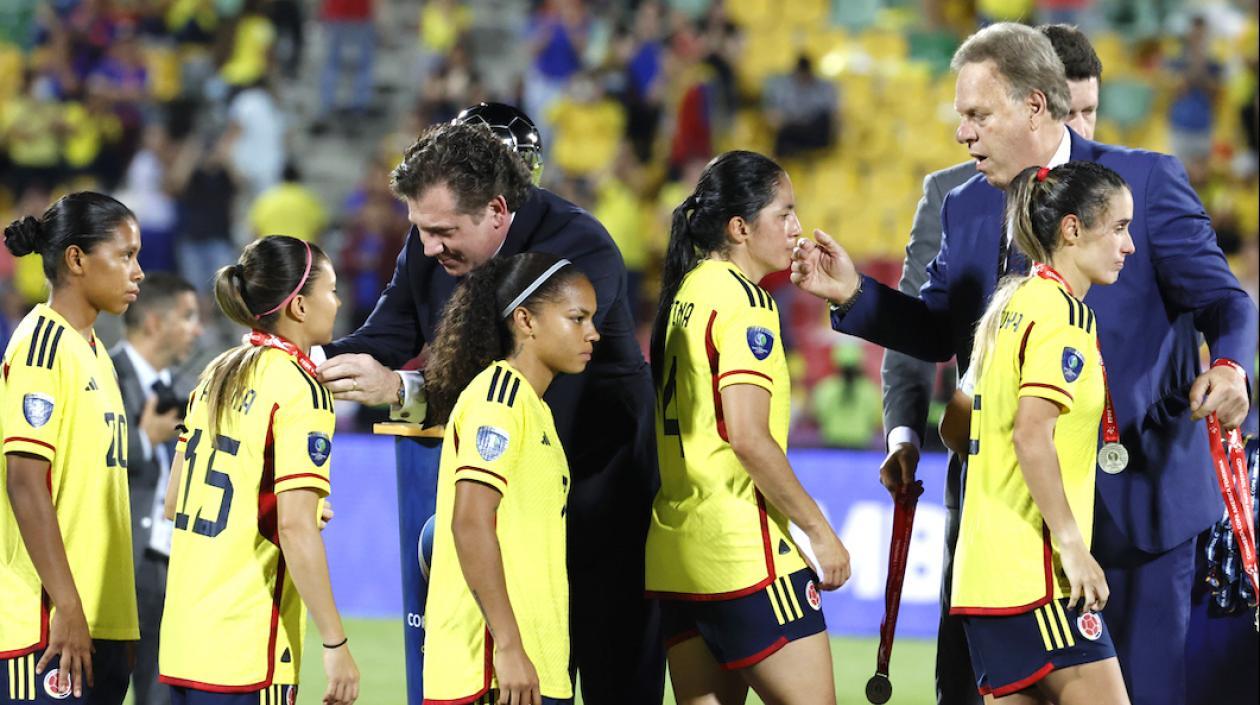 Jugadoras de Colombia recibiendo las medallas del subcampeonato.