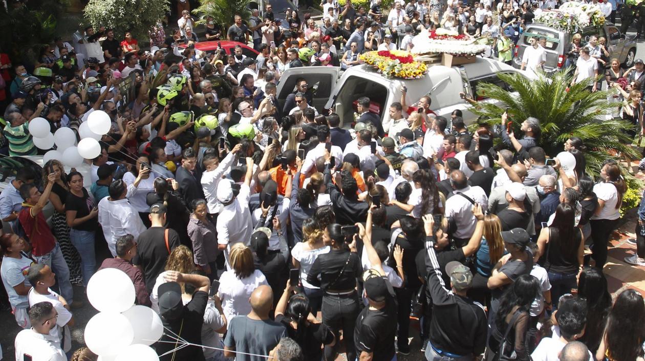 La multitud de fanáticos de Darío Gómez rodea el cortejo fúnebre.