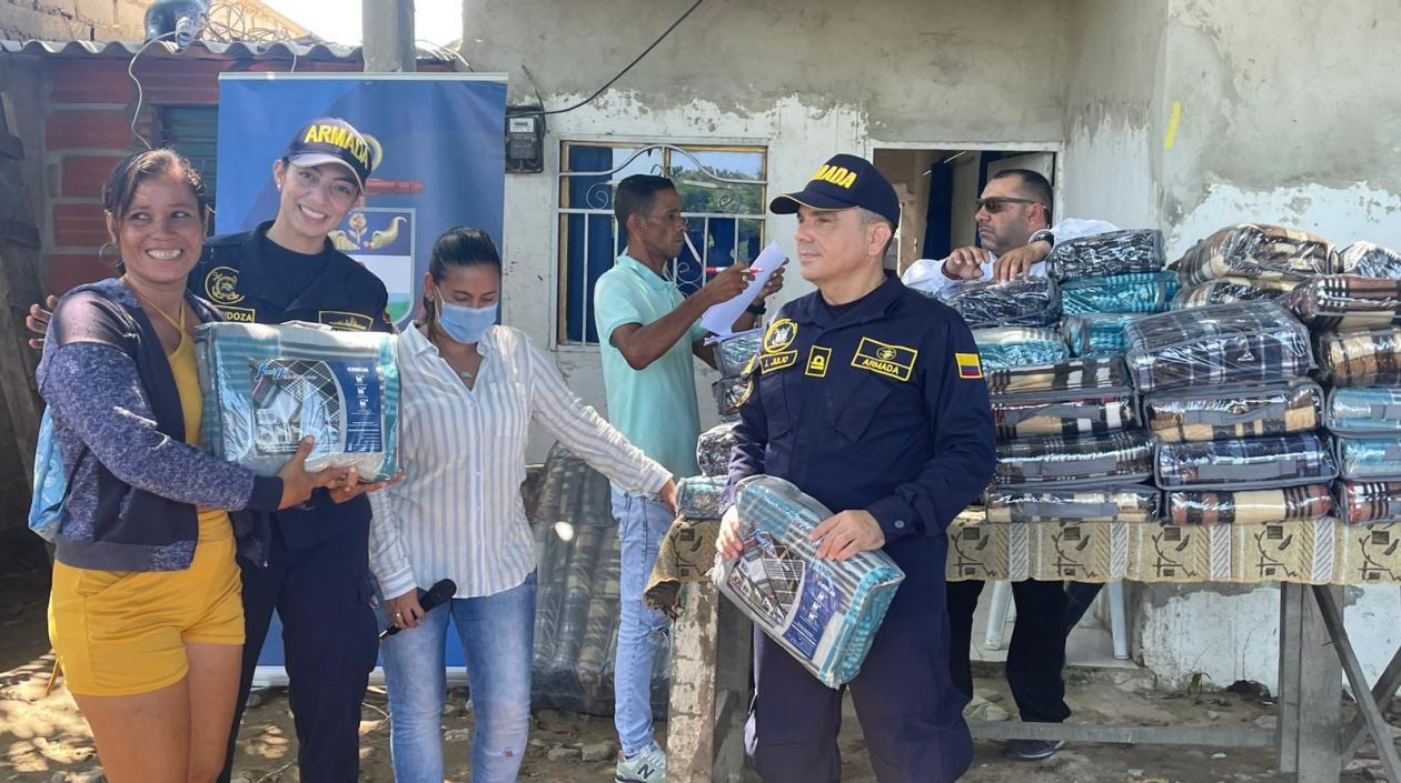 Entrega de ayudas a las familias afectadas.