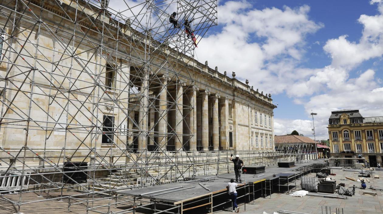 Varios hombres trabajan en el montaje de la logística para la posesión de Gustavo Petro.