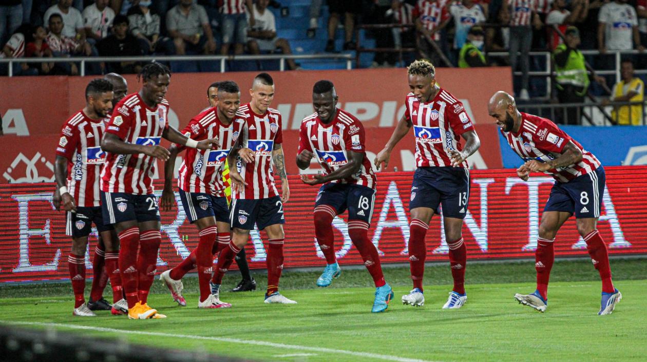 Jugadores de Junior celebran un gol. 