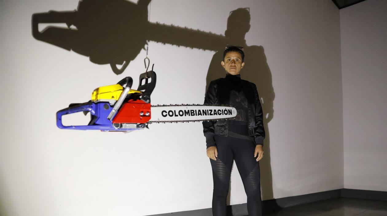 Nadia Granados posa al lado de un fragmento de su obra. 