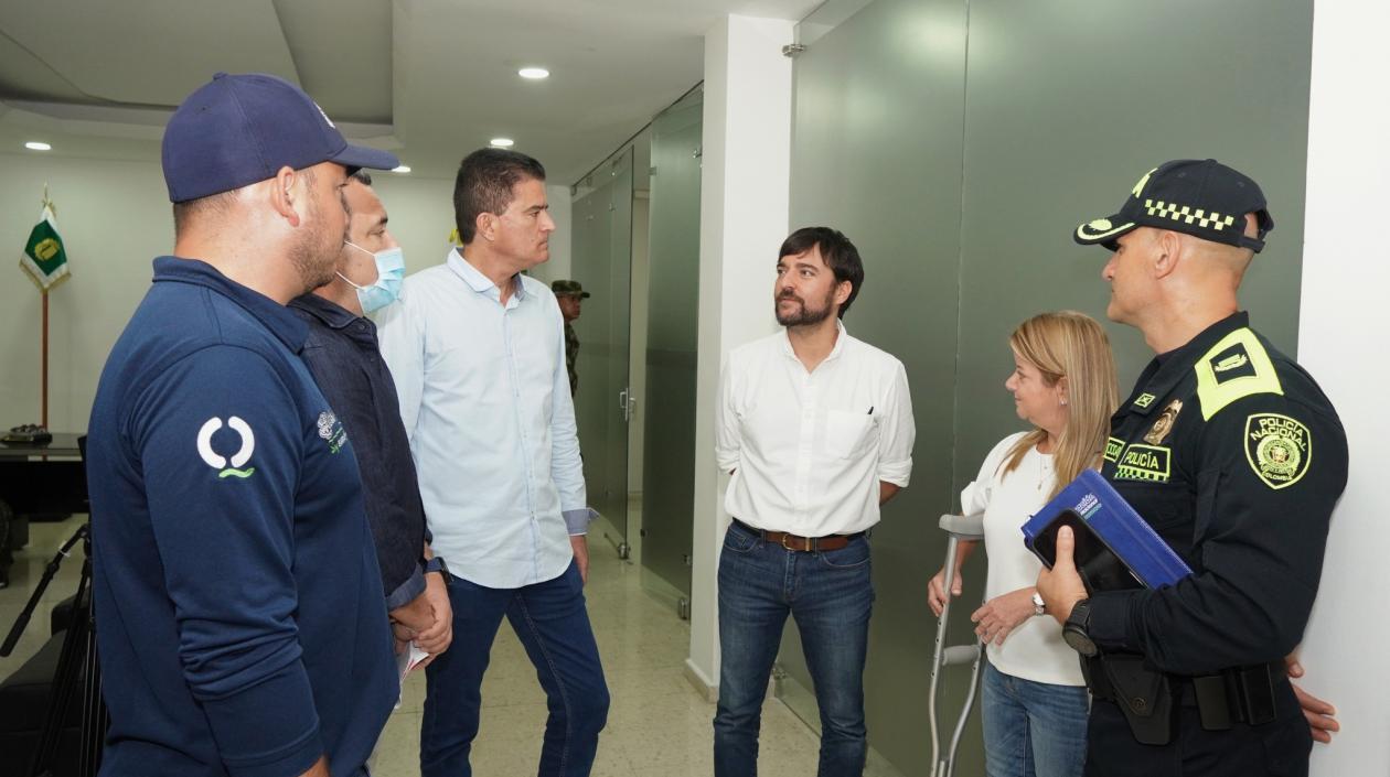 El Alcalde Jaime Pumarejo, la Gobernadora Elsa Noguera y el Alcalde de Rodolfo Ucrós junto al nuevo Comandante de la Metropolitana, Coronel Jorge Urquijo,