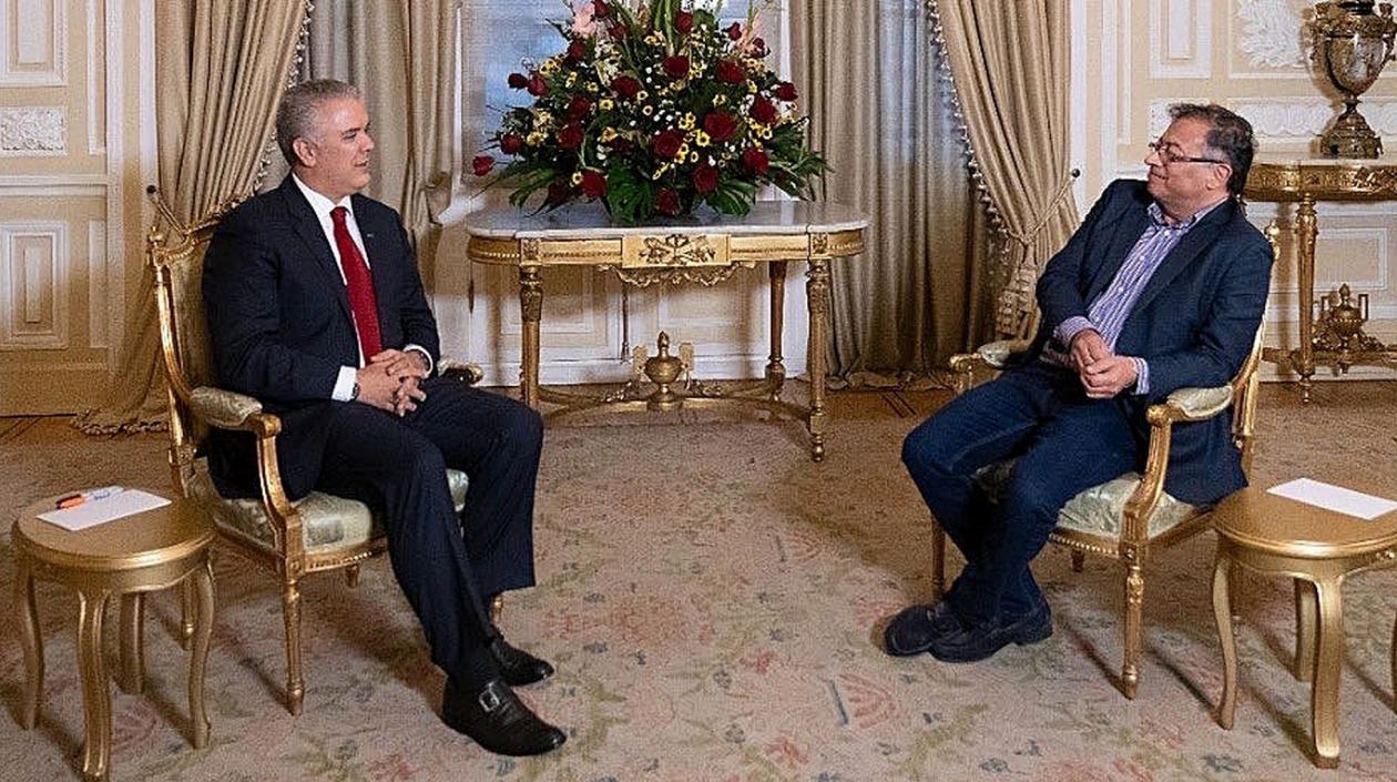 Iván Duque y Gustavo Petro, durante la primera reunión, tras la elección.