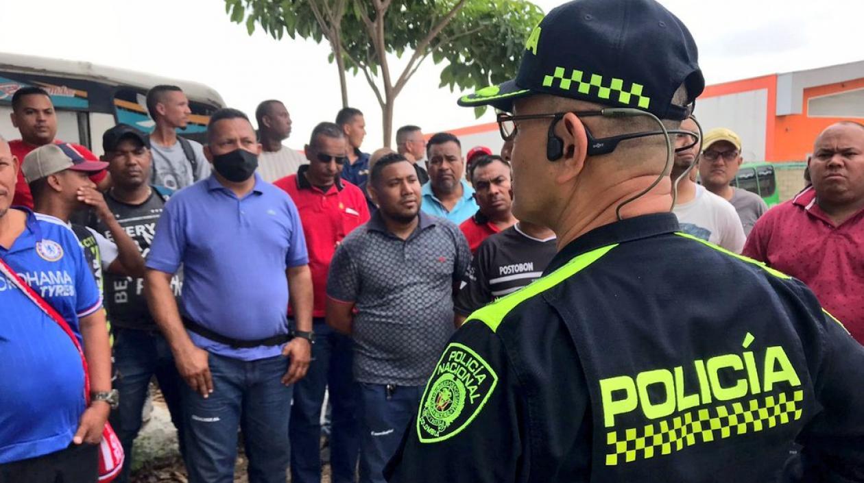 Comandante de la Policía reunido con conductores.