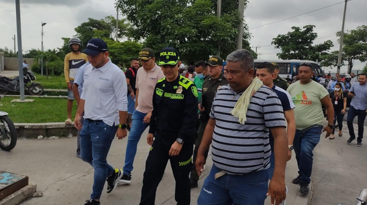Coronel Jorge Urquijo, reunido con los conductores de bus.