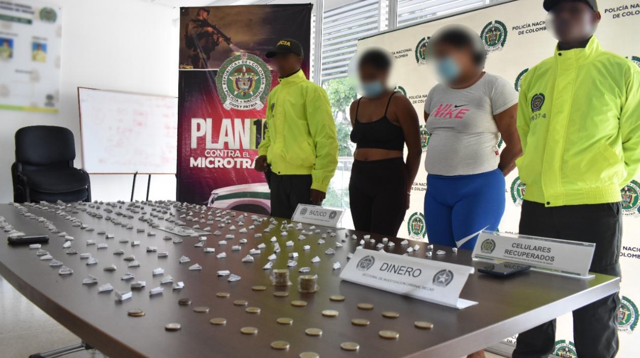 Alias 'Chola' y 'Niña' con las dosis de bazuco incautadas.