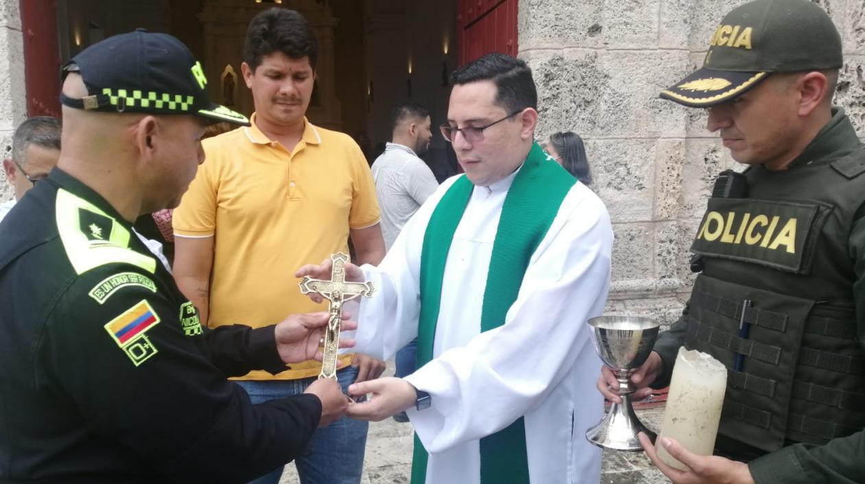 El Brigadier General Nicolás Zapata entrega al párroco William Alberto Narváez los elementos hurtados.