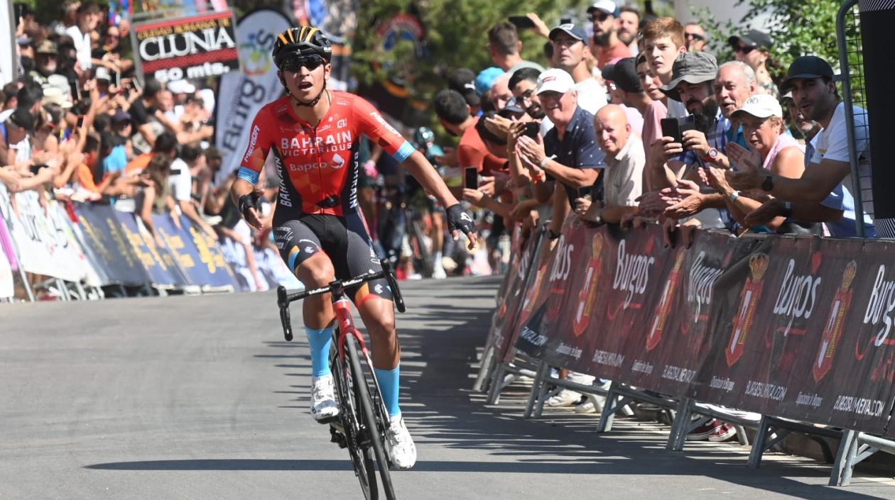 Santiago Buitrago celebra en la meta. 