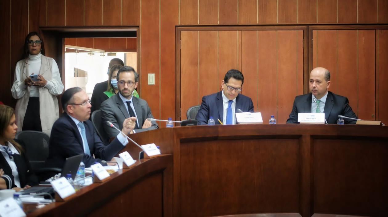 Senador Efraín Cepeda durante su intervención.