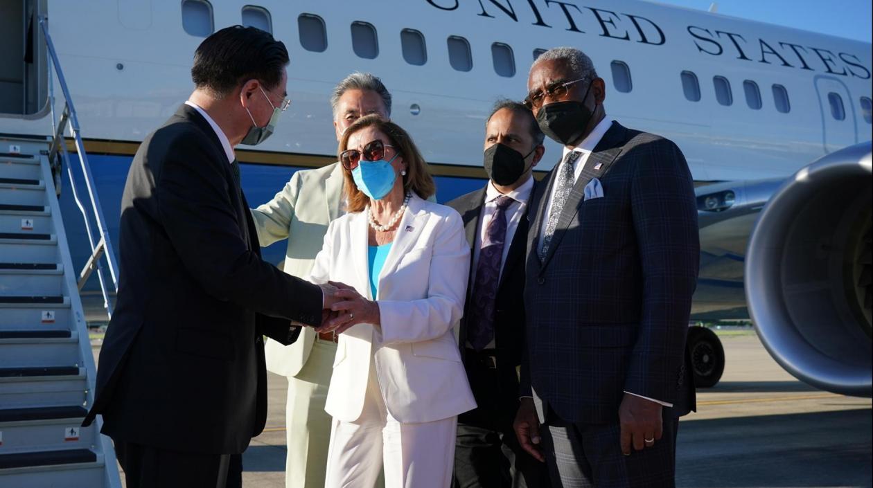 El Canciller de Taiwán, Joseph Wu, saluda a la presidenta de la Cámara de Representantes de los Estados Unidos, Nancy Pelosi.