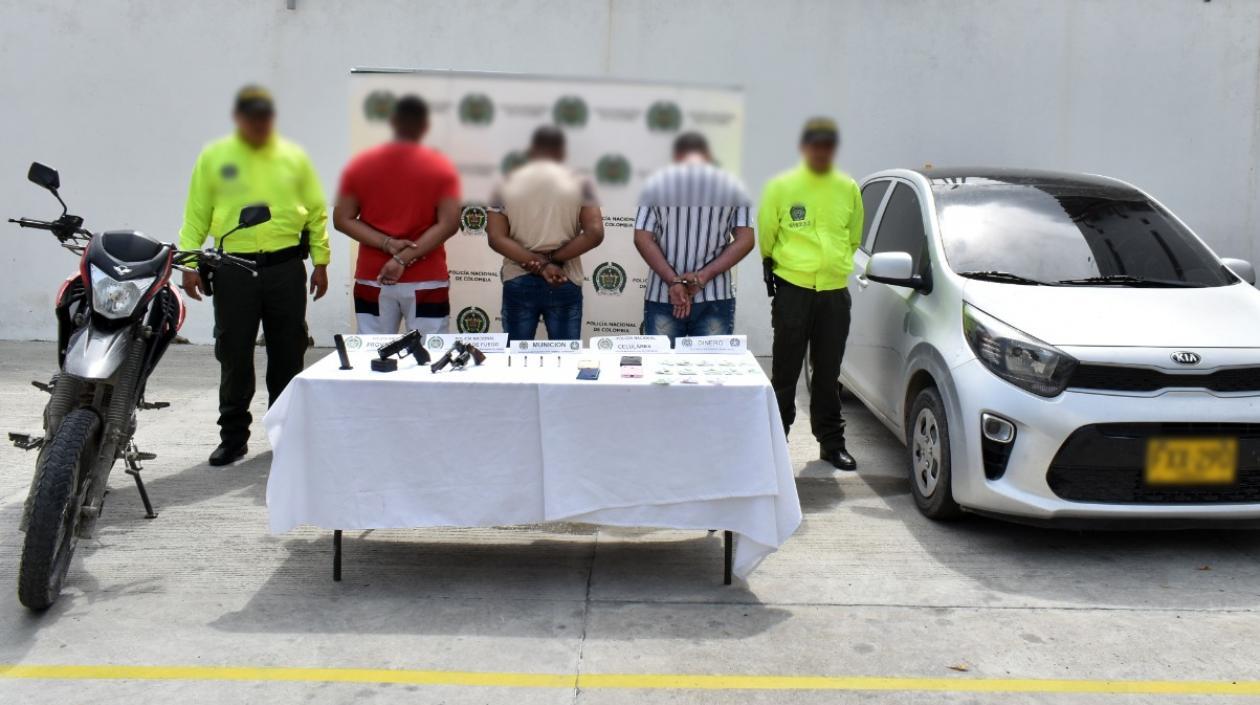 Los tres capturados, el vehículo, la moto, las armas y dinero en efectivo.
