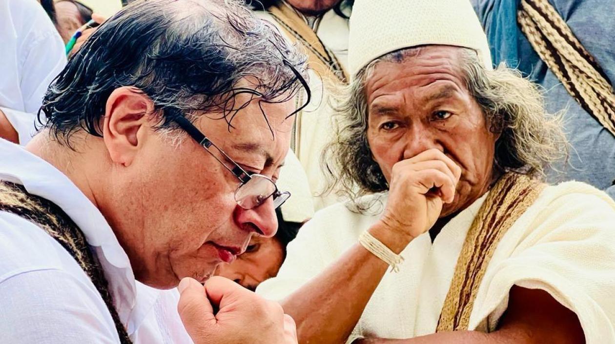 Posesión simbólica ante mamos arhuacos.