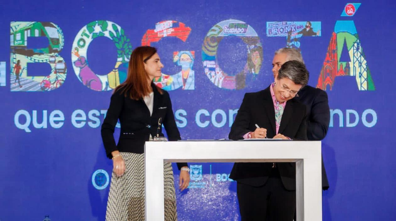 La Alcaldesa de Bogotá, Claudia López, firmando el convenio.